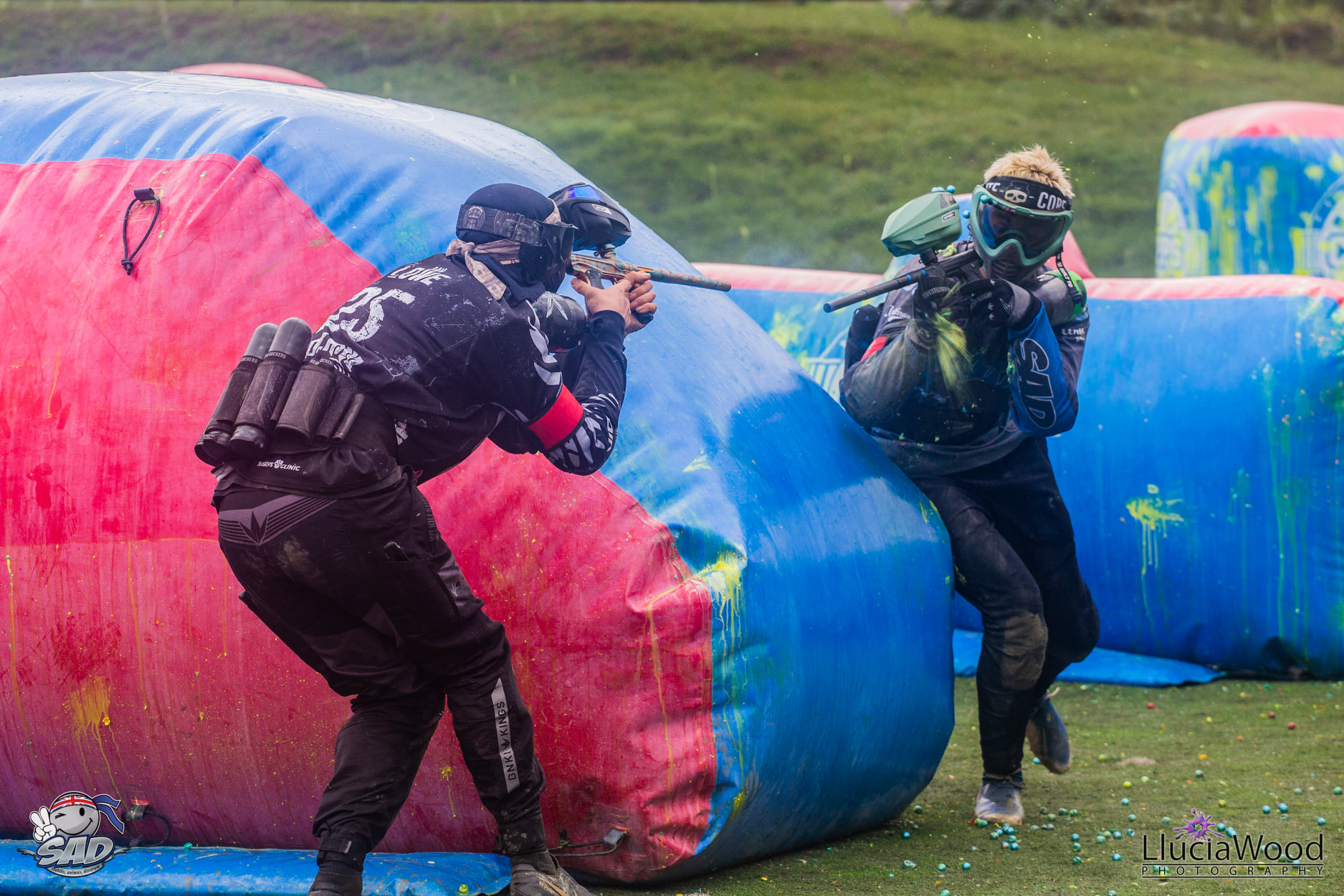 Picture of two paintball players eliminating each other from close range